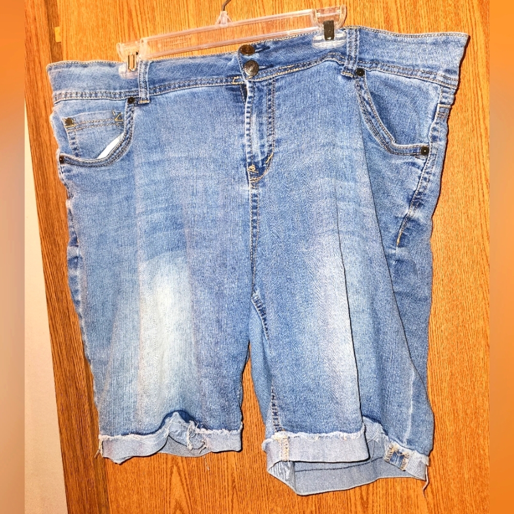 Wallflower Size 22 Denim Bermuda Shorts With Cuffed Hem And Pocket Detailling